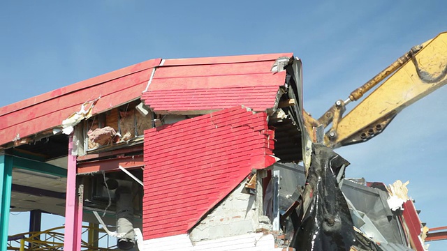 挖掘机拆除建筑物屋顶和墙壁视频素材