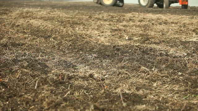 拖拉机拖曳式种植机修复湿地视频素材