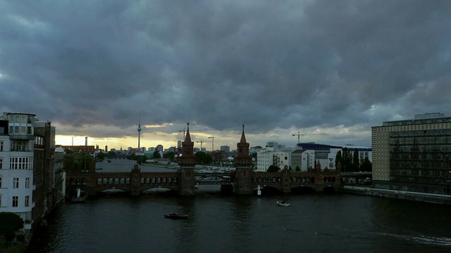 TL Day Skyline Berlin OberbaumbrÃ¼ke with Dramatic Sky。视频素材