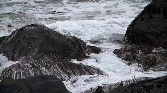 慢动作:波浪撞击岩石视频素材