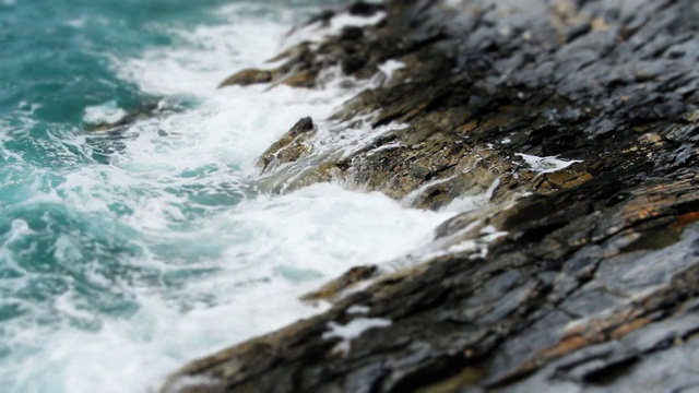 慢动作海浪撞击石头海岸视频素材