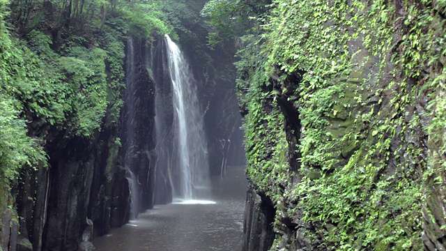 高知湖峡谷的瀑布(视频)视频素材