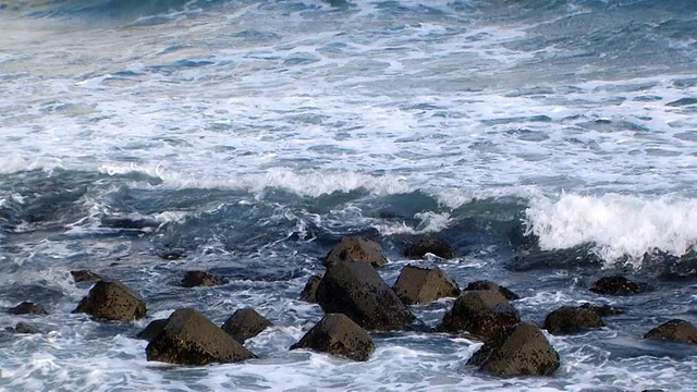 高清:海浪拍打着石头(视频)视频素材