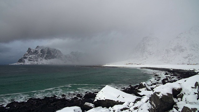 挪威海岸的雪山视频素材