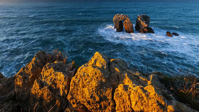 Cantabric海之门，Costa Quebrada, Liencres, Cantabria，西班牙，欧洲视频素材