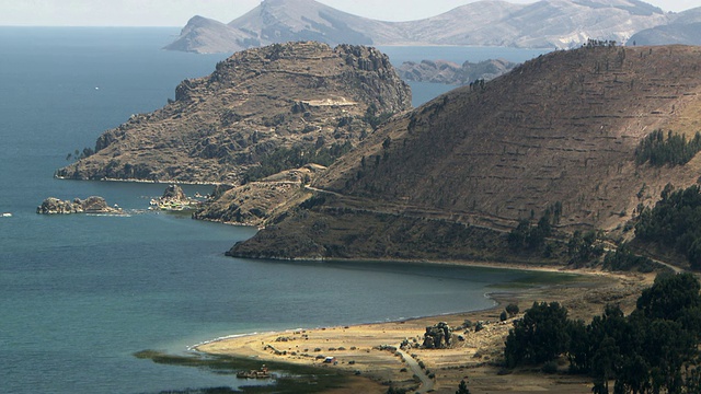 到玻利维亚科帕卡巴纳的海岸公路，在Titicaca湖[Lago Chucito]视频素材