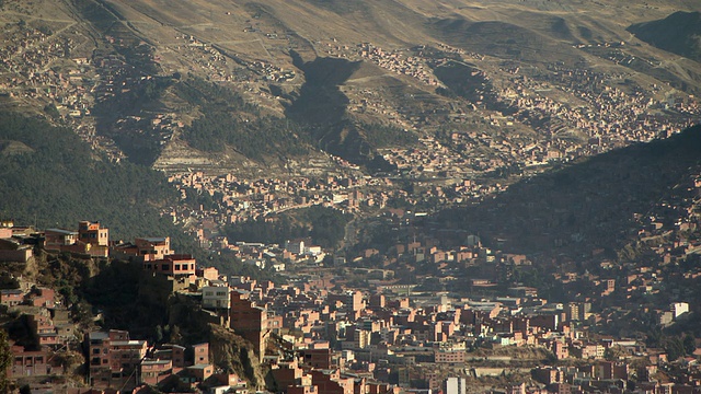 玻利维亚拉巴斯概述[Nuestra SeÃ±ora de La Paz/Chuquiago Marka/Chuqiyapu]，繁忙的道路视频素材