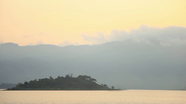 在湖中央的一个岛。视频素材