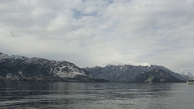 鸟飞过湖面，飞过远处的山峰视频素材