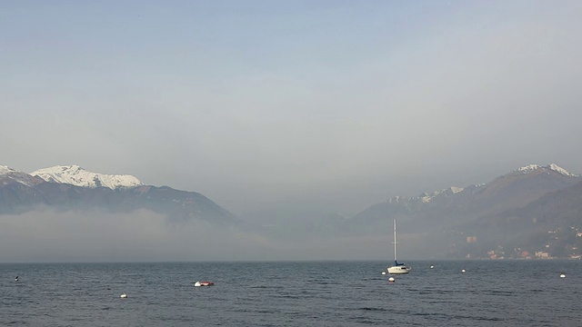 时间流逝的观点，在湖上浮动的船只，涟漪的水视频素材