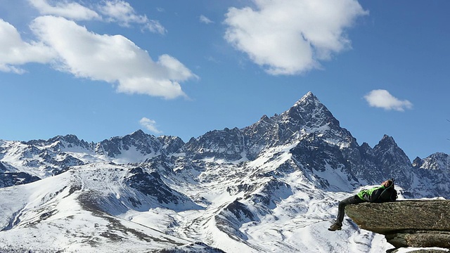 时间流逝的观点，云漂移雪山，徒步旅行者视频素材