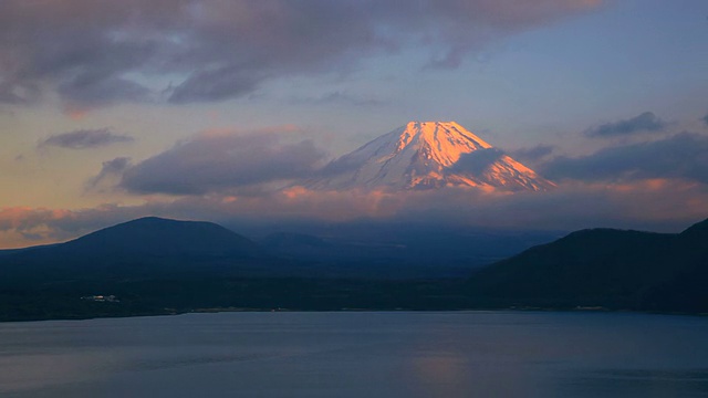 黄昏时分的富士山和元津湖。视频素材