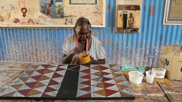 MS front of woman painting abstract tiwi art /北领地，澳大利亚视频素材