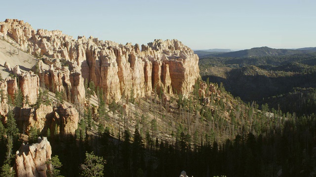 MS拍摄的hoodoo和森林地区/布莱斯峡谷，犹他州，美国视频素材