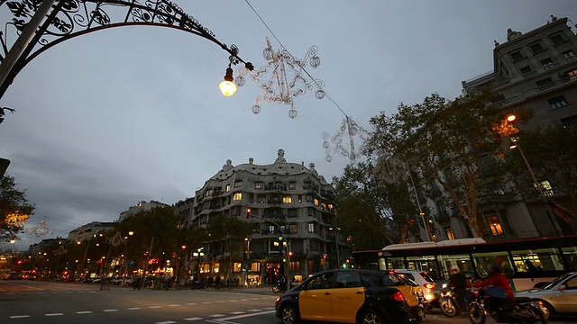 拍摄于西班牙加泰罗尼亚巴塞罗那的傍晚，拥挤的Passeig de Gracia和Casa Mila视频素材