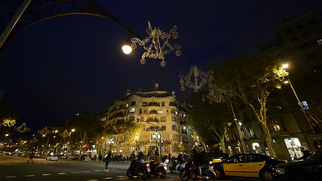 拍摄于西班牙加泰罗尼亚巴塞罗那的傍晚，拥挤的Passeig de Gracia和Casa Mila视频下载