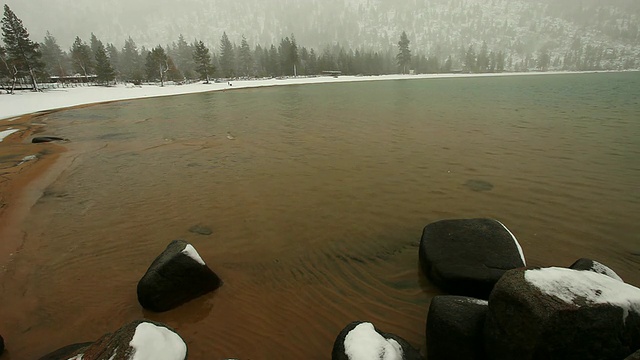 白雪皑皑的河岸视频素材