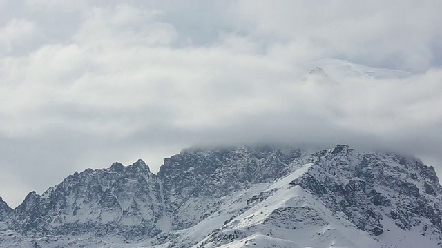 时间流逝和倾斜的观点，云漂移雪山视频素材