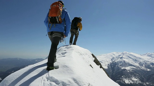 两名登山者接近山顶时，请注意视频素材