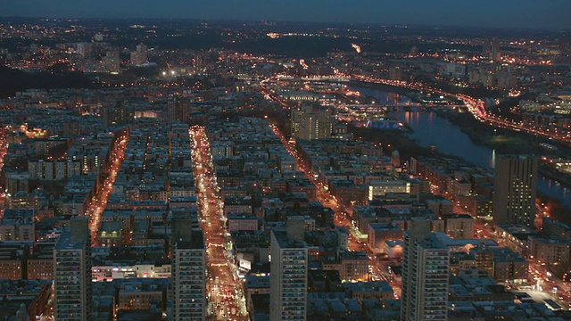 空中扫视哈莱姆在夜晚与布朗克斯区，纽约市视频素材