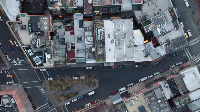 从空中俯瞰曼哈顿下城，沿着城市街道向西，纽约市视频素材