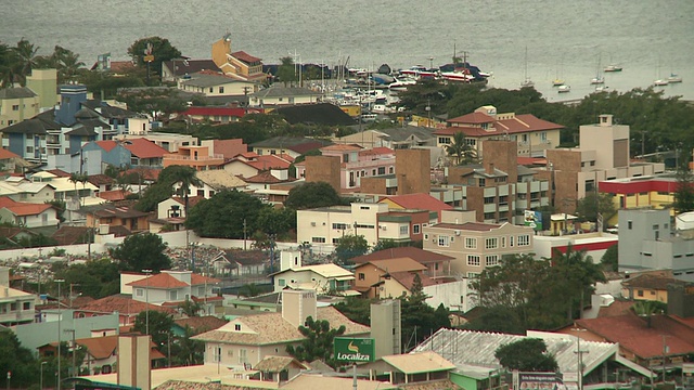 floorianopolis [FlorianÃ³polis]，巴西[Brasil]大陆住宅区概述，有小码头，桶/克视频素材