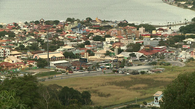 floorianopolis [FlorianÃ³polis]，巴西[Brasil]的住宅区域概述，在f/g中有商业建筑和环岛视频素材