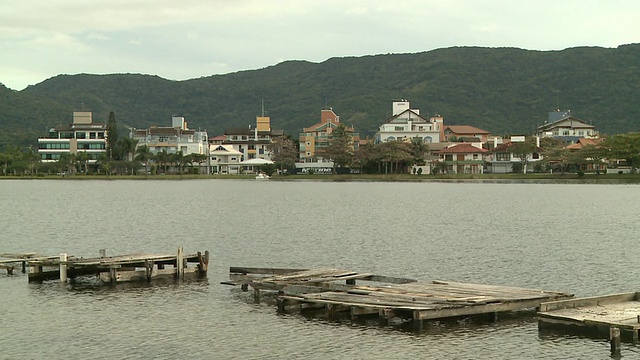 Florianopolis [FlorianÃ³polis]，巴西[巴西]的滨水住宅/公寓，在b/g有树木覆盖的山丘，在f/g有钓鱼平台视频素材