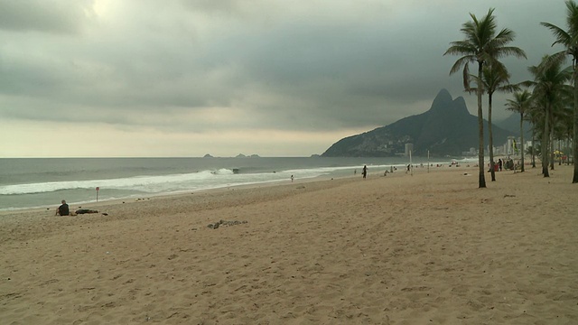 沿着伊帕内玛海滩走向两兄弟山的标志性景观[Dois IrmÃ£os]，里约热内卢de Janeiro，巴西[Brasil]视频素材