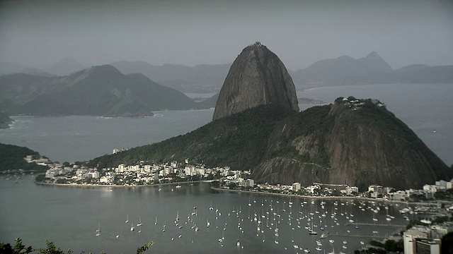 Sugarloaf mountain [PÃ£o de AÃ§Ãºcar] from Christ the redetor [Cristo reentor]， marina in View，里约热内卢de Janeiro, Brazil[巴西]视频素材