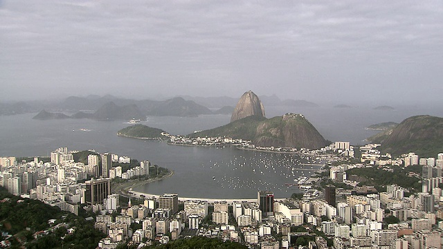 Sugarloaf mountain [PÃ£o de AÃ§Ãºcar] from Christ the redetor [Cristo reentor]， marina in View，里约热内卢de Janeiro, Brazil[巴西]视频素材