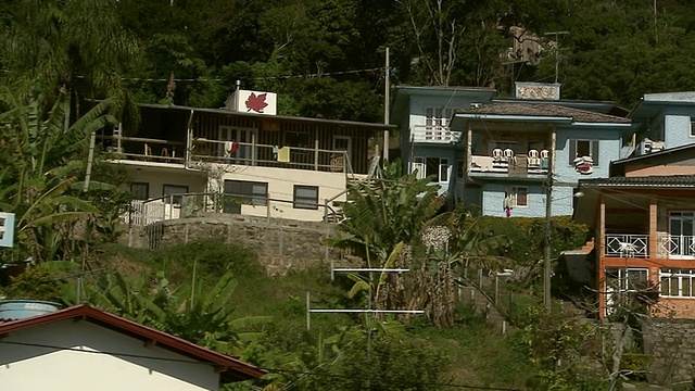 巴西Florianopolis [FlorianÃ³polis]郊区山丘上建的河边住宅CU[巴西]视频素材