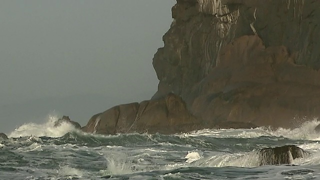 巴西Florianopolis [FlorianÃ³polis]海岸外的Ilna do Xavier岛，波涛汹涌的海洋，CU海浪撞击岩石视频素材