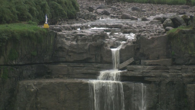 特昆达玛瀑布的雕像CU [Salto del Tequendama]， BogotÃ¡river，哥伦比亚Cundinamarca，玛丽的小雕像。视频素材