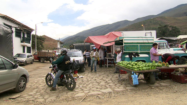 哥伦比亚，Villa De Leyva, BoyacÃ’department, Villa De Leyva市场边缘的小繁忙街道视频素材