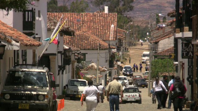 哥伦比亚，Villa De Leyva, BoyacÃ × department，俯瞰居住街道，人们和汽车，白色的房子和红色的瓦片屋顶视频素材