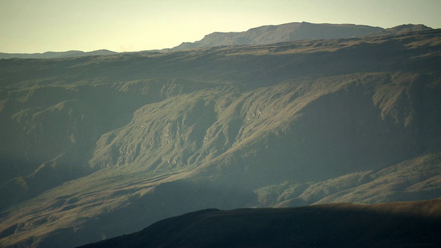 L-R对角向上的山谷在秘鲁亚马逊地区[PerÃº]。视频素材