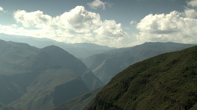 “L-R对角向上的朦胧戏剧性的山脉和山谷，秘鲁亚马逊地区[PerÃº]”视频素材