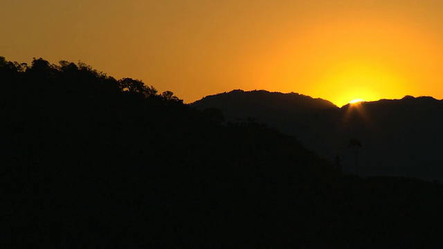 “轮廓分明的山脉，夕阳的背后，明亮的深橙色天空，秘鲁亚马逊地区[PerÃº]”视频素材