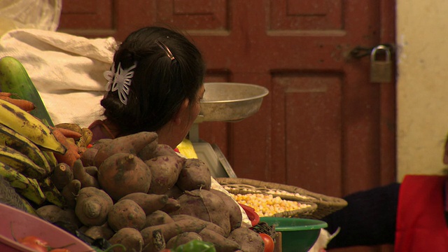 秘鲁Chachapoyas市场，一名妇女在集市摊位上谈论新鲜农产品[PerÃº]视频素材