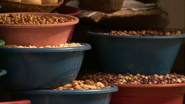 秘鲁Chachapoyas市场，Chachapoyas, R-L Pan Nuts，豆类，橄榄，红色和蓝色碗堆在市场摊位上[PerÃº]视频素材