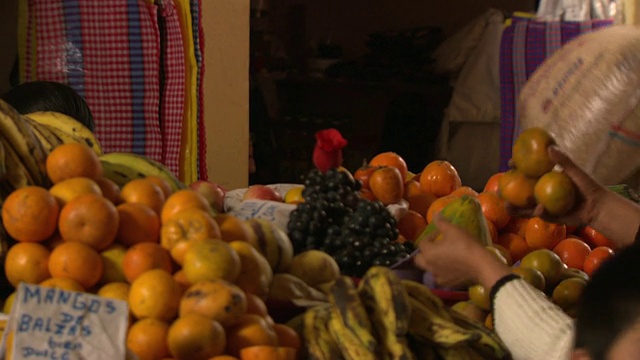 秘鲁，Chachapoyas，送货员背着一袋玉米穿过五颜六色的市场[PerÃº]视频素材