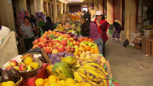 秘鲁Chachapoyas的Chachapoyas市场，五颜六色的市场摊位出售新鲜农产品[PerÃº]视频素材