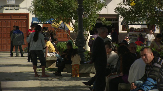 秘鲁Chachapoyas，人们坐在广场De La Armas，放松和享受阳光[PerÃº]视频素材