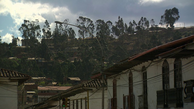 从秘鲁Chachapoyas De La Armas广场眺望山上的住宅区，那里有又高又细的树木[PerÃº]视频素材