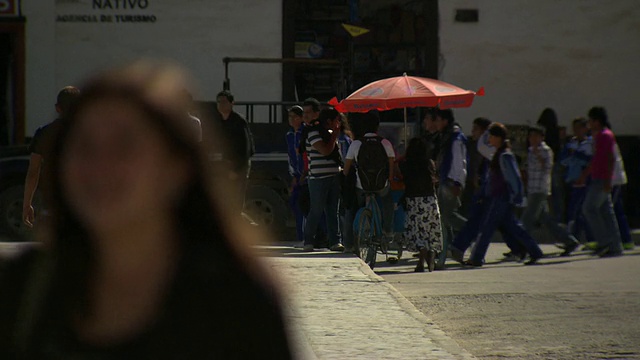 秘鲁Chachapoyas, De La Armas广场，沿街小贩和一大群过路的人[PerÃº]视频素材