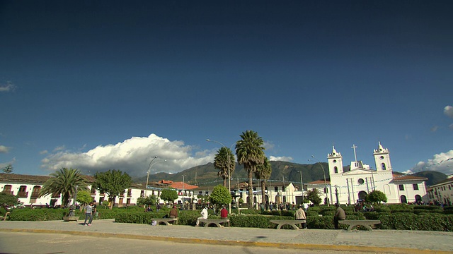 “View from street opposite大教堂Chachapoyas[教会教堂大教堂广场Chachapoyas],蓝色的天空,武器、Chachapoyas秘鲁[PerÃº]”视频素材