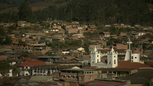 “L-R面包of rooftops建立Chachapoyas[大教堂教堂教堂大教堂Chachapoyas],武器广场,Chachapoyas Peru [PerÃº]”视频素材