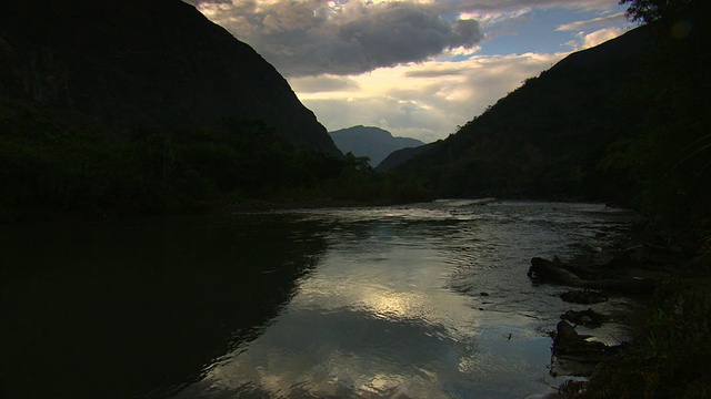 乌特库班巴河[里约热内卢乌特库班巴]，秘鲁[PerÃº]视频素材