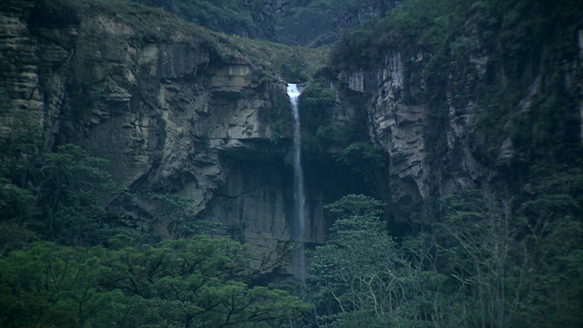 Pan down to top of Gocta Falls [Catarata del Gocta]秘鲁[PerÃº]视频素材